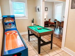 Sleeps 8|Walk to Oaklawn |Free Parking|Fire pit - Image 3