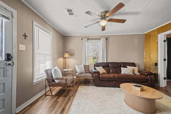Sleeps 8|Walk to Oaklawn |Free Parking|Fire pit - Image 1