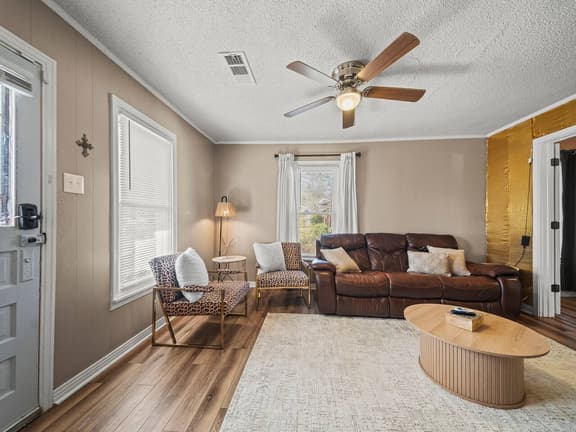 Sleeps 8|Walk to Oaklawn |Free Parking|Fire pit - Image 1